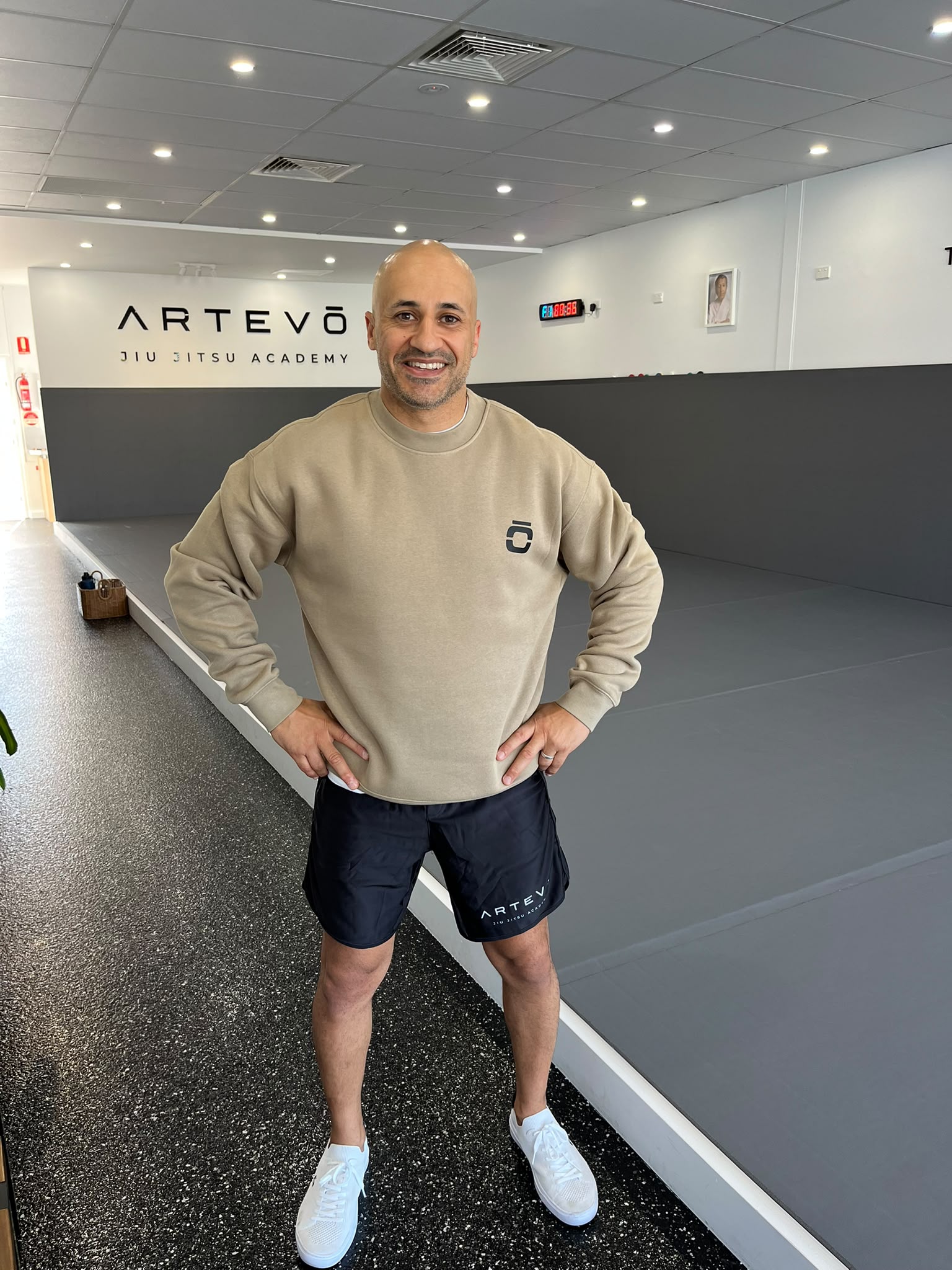 Artevō khaki crewneck jumper front view worn by Mark.